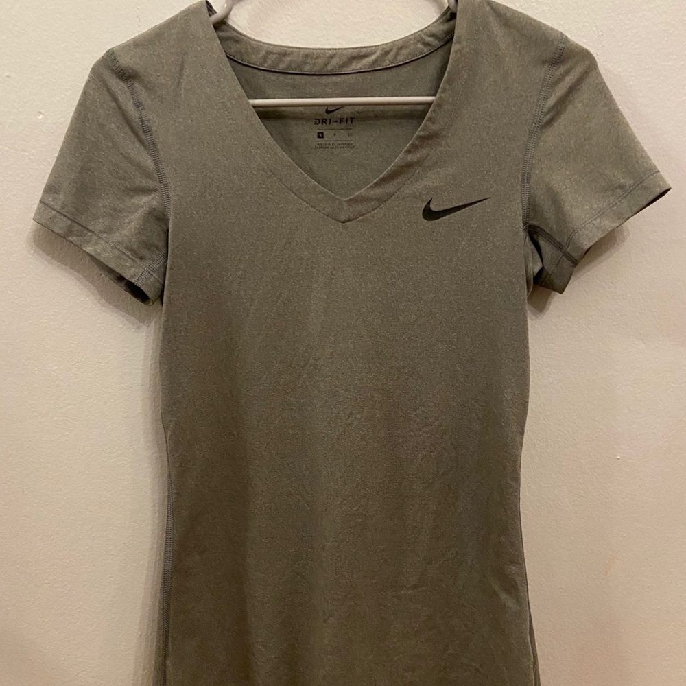 Nike Women’s Dri Fit Shirt (S)